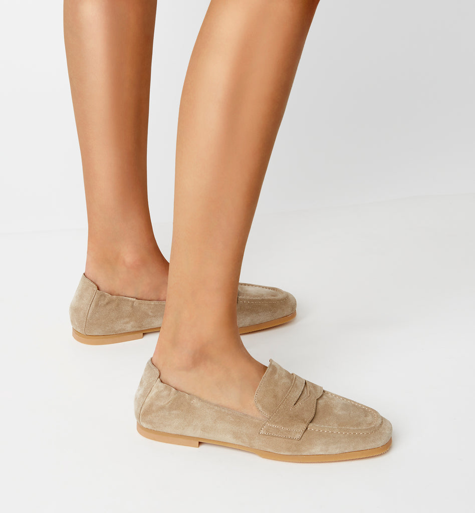 Kitson Leather Loafer in Wheat Pebble