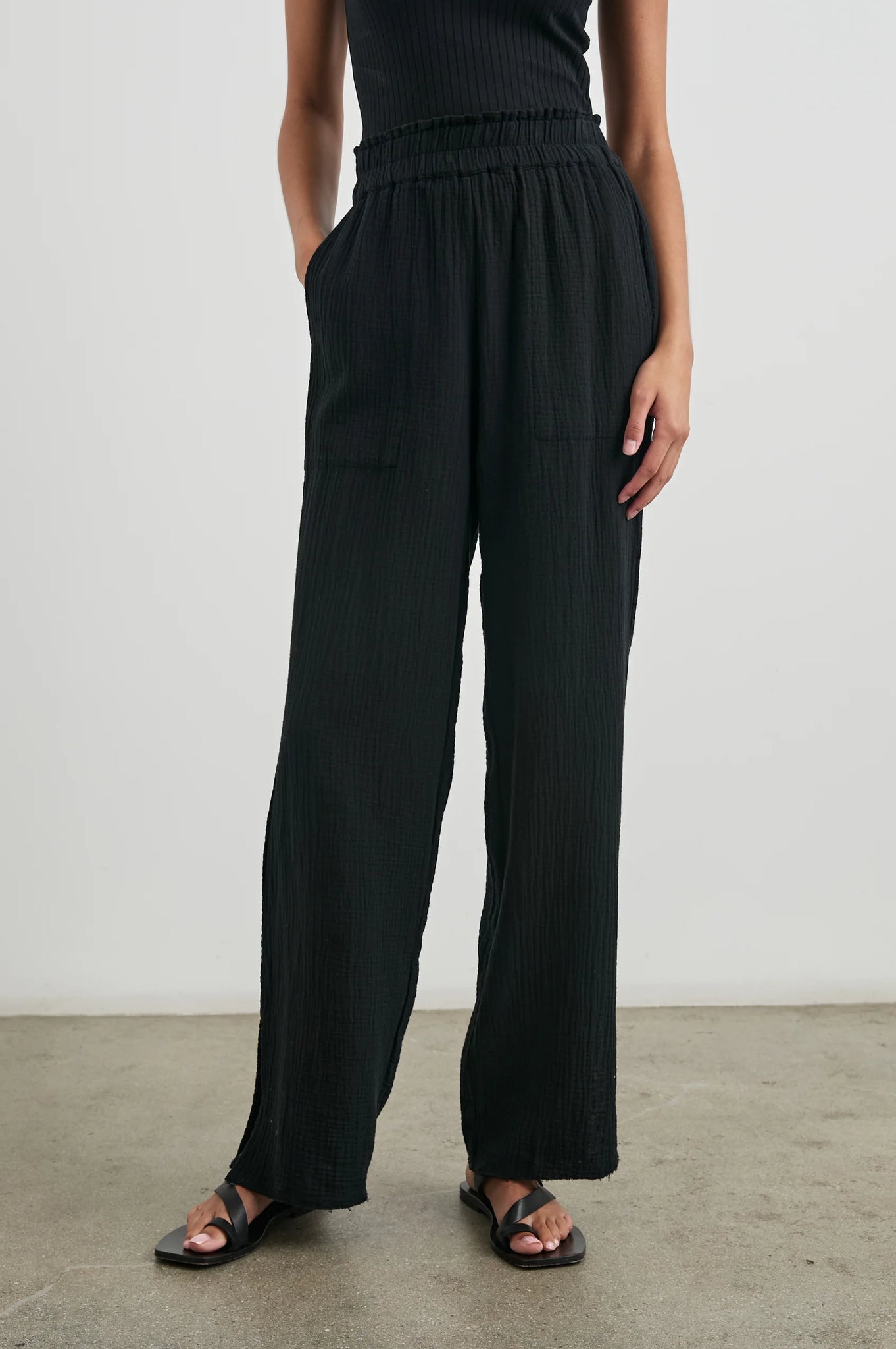 Leon Pant in Black