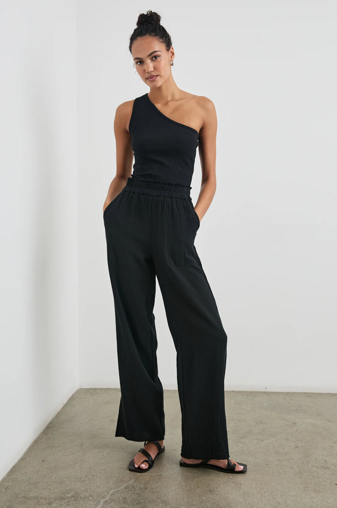 Leon Pant in Black